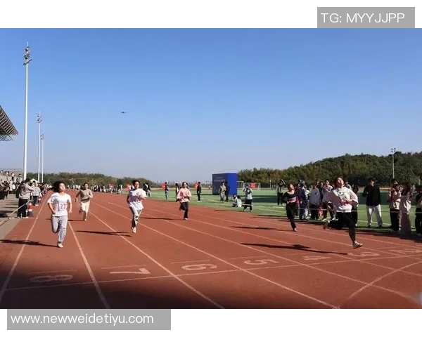 普理查德揭露训练营对抗激烈程度颈部血痕见证战斗般的拼搏精神